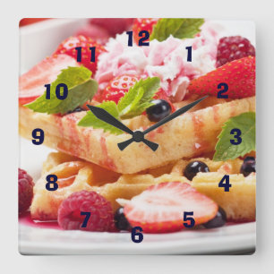 Waffle cake with fresh berry fruit quadratische wanduhr