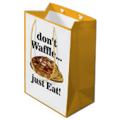 Waffle Dessert Food Funny Party Mittlere Geschenktüte (Rückseite Schrägansicht)