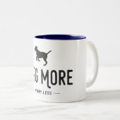 Wag mehr Besorgnis weniger Zweifarbige Tasse (VorderseiteRechts)