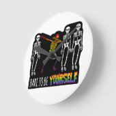 Wage, du selbst Halloween Dabbing Skelett zu sein Runde Wanduhr (Winkel)