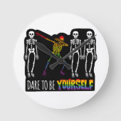 Wage, du selbst Halloween Dabbing Skelett zu sein Runde Wanduhr (Vorderseite)