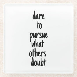 wagen, den Untersetzer aus Glas zu verfolgen