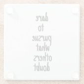 wagen, den Untersetzer aus Glas zu verfolgen (Rückseite)