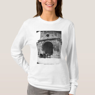 Wagen wartete vor Portal der Kathedrale T-Shirt