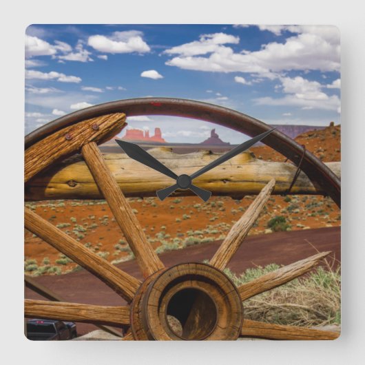 Wagenrad nah hoch, Arizona Quadratische Wanduhr (Vorderseite)