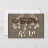 Wagon Wheel Mason Jar Chandelier Wedding RSVP Karte (Rückseite)