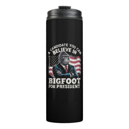 Wahl 2024 Funny Vote Sasquatch USA Thermosbecher (Vorderseite)