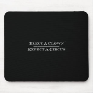 Wähle einen Clown, erwarte einen Zirkus T-Shirt An Mousepad