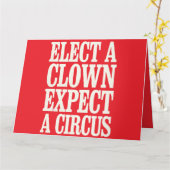 Wählen Sie einen Clown, der von einem Zirkus gegen Karte (Gelbe Blume)