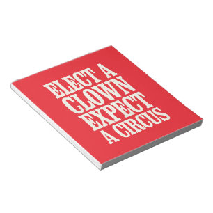 Wählen Sie einen Clown, der von einem Zirkus gegen Notizblock