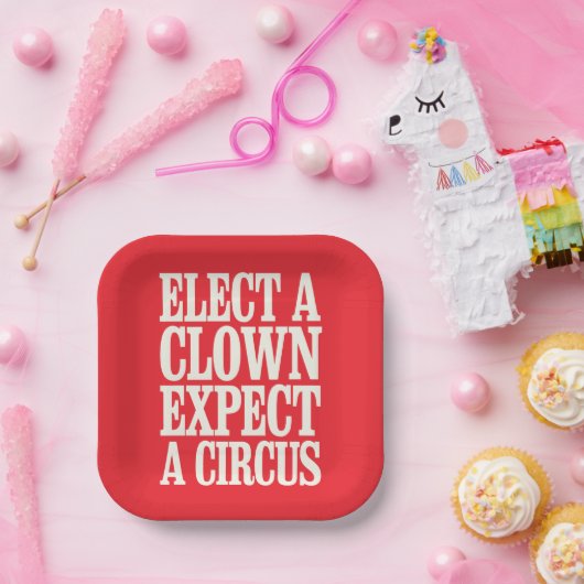 Wählen Sie einen Clown, der von einem Zirkus gegen Pappteller (Party)