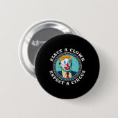 Wählen Sie einen Clown erwarten einen Circus T Shi Button (Vorne & Hinten)