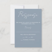 Wahre Einfachheit 3 Script Minimal Dusty Blue RSVP Karte (Vorderseite)