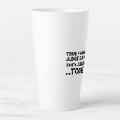 Wahre Freunde jagen einander nicht, sie beurteilen Milchtasse (Vorderseite)