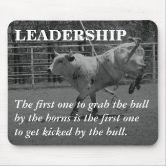 Wahre Führer ergreifen den Stier durch die Hörner Mousepad