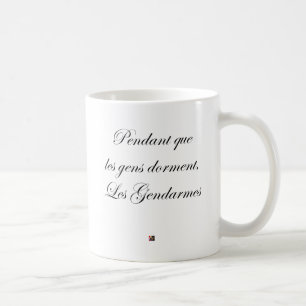WÄHREND DIE LEUTE SCHLAFEN, DIE GENDARMEN KAFFEETASSE