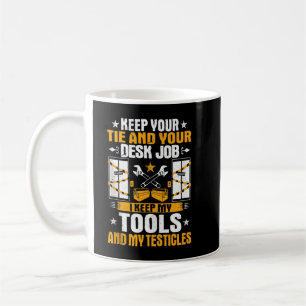 Während ich meine Werkzeuge als Aufzugmechaniker a Kaffeetasse