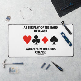 Während sich das Spiel der Hand entwickelt, beobac Schreibtischunterlage