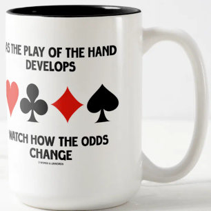 Während sich das Spiel der Hand entwickelt, beobac Zweifarbige Tasse