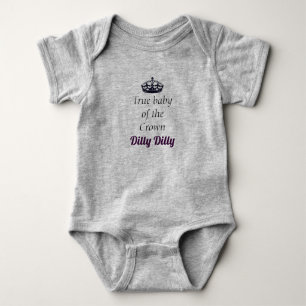 Wahres Baby des Krone DillyDilly Strampler