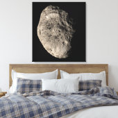 Wahres Farbmosaik des Saturnmonds Hyperion Leinwanddruck (Insitu (Schlafzimmer))