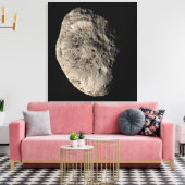 Wahres Farbmosaik des Saturnmonds Hyperion Leinwanddruck (Insitu (Wohnzimmer))