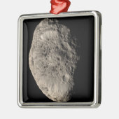 Wahres Farbmosaik des Saturnmonds Hyperion Silbernes Ornament (Links)