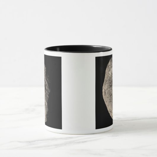 Wahres Farbmosaik des Saturnmonds Hyperion Tasse (Zentrum)