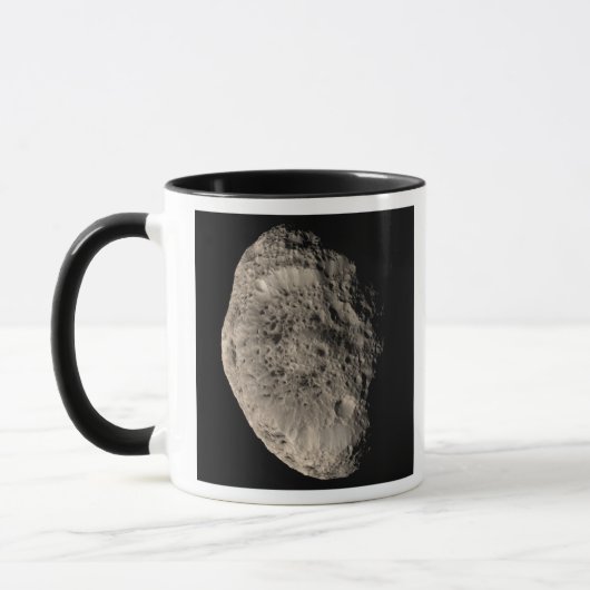 Wahres Farbmosaik des Saturnmonds Hyperion Tasse (Links)