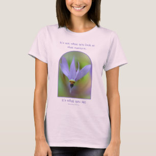 Wahrnehmungszitat Lila Blume Inspirierend T-Shirt