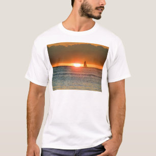 Waikiki Sonnenuntergang mit Segelboot-Silhouette, T-Shirt