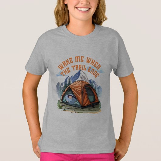 WAKE ME WHEN THE TRAIL ENDS.” – LAZY CAMPER TEE (Vorderseite)