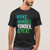 Wake Wander Wonder Repeat Reise-Typografie T-Shirt (Vorderseite)