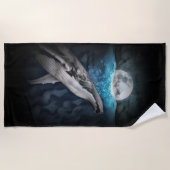 Wal durch Mondlicht Strandtuch (Vorderseite)