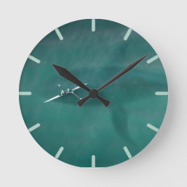 Wal unter Boot: Nie allein auf See Runde Wanduhr