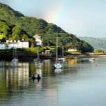 WALANSICHT GESCHIRRTUCH<br><div class="desc">Nach einem Tag des Regens kommt endlich die Sonne raus und ein Regenbogen erscheint am Himmel,  in dieser schönen Landschaft von Aberdyfi Hafen in Wales,  mit Booten im Wasser und einige der Dorfhäuser.</div>