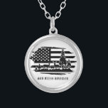 *~* Wald AP40 Rehe Pines Moderne amerikanische Fla Versilberte Kette<br><div class="desc">(Durchsuchen Sie AP27 nach ähnlichen Designs auf verschiedenen Produkten oder AP40 für Schmuck mit Absicht (r)) Energetisch mit Patriotic Patriot Design verbessert. (Design kann auf andere Zazzle Produkte übertragen werden) Wenn Sie Hilfe benötigen, melden Sie sich an. * United Staaten Forest Deer Pines Modern American Flag in schwarz-weiß. Der Text...</div>