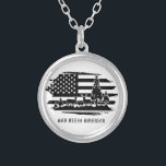 *~* Wald AP40 Rehe Pines Moderne amerikanische Fla Versilberte Kette<br><div class="desc">(Durchsuchen Sie AP27 nach ähnlichen Designs auf verschiedenen Produkten oder AP40 für Schmuck mit Absicht (r)) Energetisch mit Patriotic Patriot Design verbessert. (Design kann auf andere Zazzle Produkte übertragen werden) Wenn Sie Hilfe benötigen, melden Sie sich an. * United Staaten Forest Deer Pines Modern American Flag in schwarz-weiß. Der Text...</div>