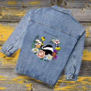 Wald Dachsbär Wildblumen Pilze Salbeigrün Jeansjacke