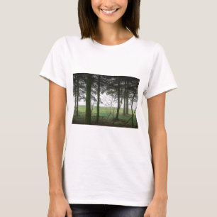 Wald, der die Räumung im Nebel übersieht T-Shirt