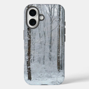 Wald der schneebedeckten Bäume iPhone 16 Hülle