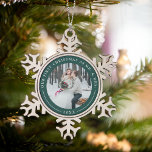 Wald | Erstes Verheiratetes Foto zu Weihnachten Schneeflocken Zinn-Ornament<br><div class="desc">Dieses elegante, schneeflocke Weihnachtsschmuck ist ein ideales Geschenk für frisch verheiratete Jungen und Junggebliebene. Das Foto ist von einer festlichen Waldgrenze umgeben. "Unsere ersten Weihnachten als Herr. & Mrs." kurbelt über die Spitze Ihres Fotos in Elfenbeinbuchstaben, mit dem Jahr darunter. Passen Sie mit einem Hochzeitsfest-Foto auf, um einen einzigartigen Einblick...</div>