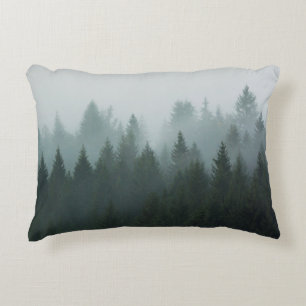 Wald im Morgennebel im Berg. Spruce Dekokissen