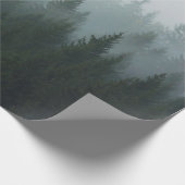 Wald im Morgennebel im Berg. Spruce Geschenkpapier (Ecke)