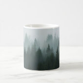 Wald im Morgennebel im Berg. Spruce Kaffeetasse (Mittel)