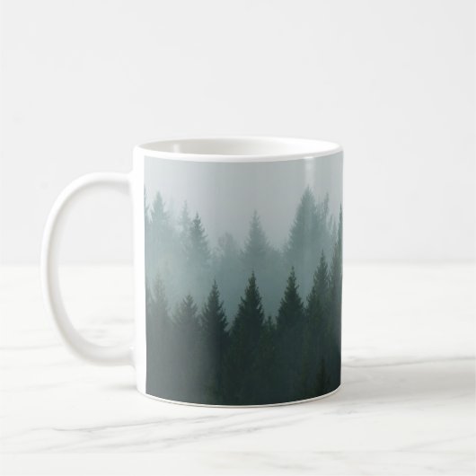 Wald im Morgennebel im Berg. Spruce Kaffeetasse (Links)