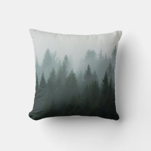 Wald im Morgennebel im Berg. Spruce Kissen