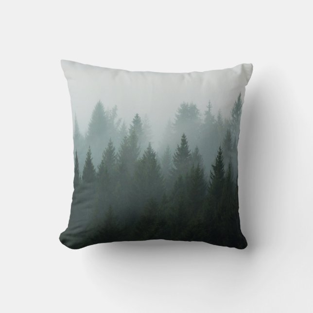 Wald im Morgennebel im Berg. Spruce Kissen (Vorderseite)