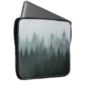 Wald im Morgennebel im Berg. Spruce Laptopschutzhülle (Vorne Rechts)