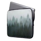 Wald im Morgennebel im Berg. Spruce Laptopschutzhülle (Vorderseite Links)